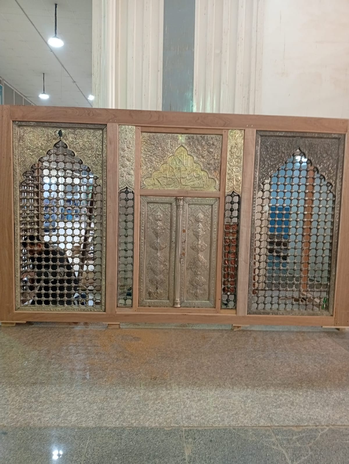 شباك ضريح الامامين العسكريين والسيدتين نرجس وحكيمة عليهم السلام: